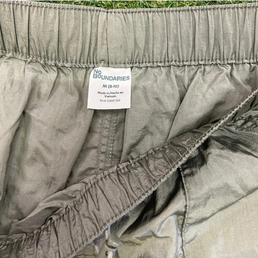 No Boundaries Womens Sage Green Iridescent Utility Cargo Shorts Size M 8-10